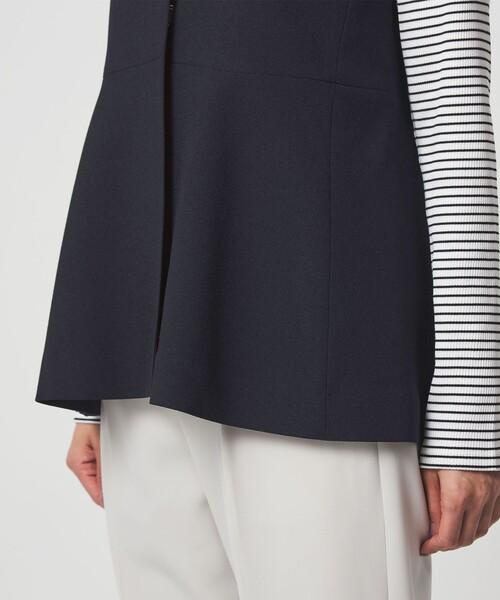 green label relaxing（グリーンレーベルリラクシング）の「［size SHORTあり］fleurie(フルリー) ペプラム ジレ（ベスト・レディース・オフホワイト/ネイビー・FREE/SHORT）」の8枚目の写真