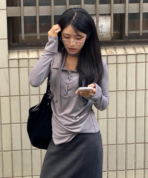 FLAREUP(フレアアップ)の「Asymmetrical Draped Shirt (FL-186_Gray)(ポロシャツ・レディース・グレー・1/2)」の5枚目の写真