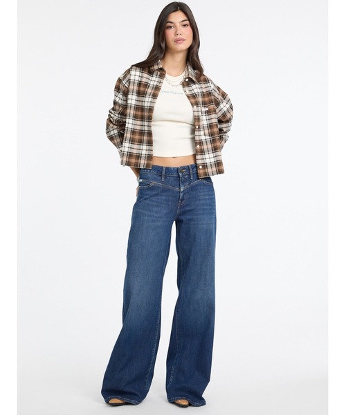 GUESS JEANS(ゲスジーンズ)の「GUESS JEANS Long Sleeves Boxy Shirt With Pocket 長袖シャツ(シャツ/ブラウス・レディース・ベージュ・SMALL/X-SMALL/LARGE/MEDIUM)」の2枚目の写真