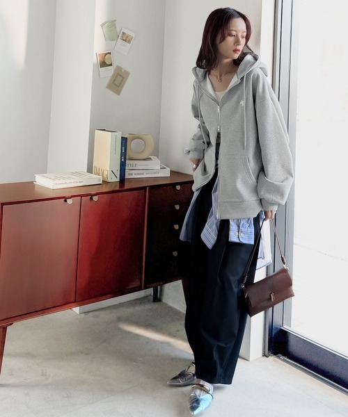 classicalelf(クラシカルエルフ)の「羽織って暖か、さらりと洒落感。胸元ワンポイント刺繍裏起毛ダブルジップパーカー(長袖)(パーカー・レディース・ブラック/杢グレー/チャコール/ネイビー/オートミール・LARGE/MEDIUM/SMALL/X-LARGE)」の17枚目の写真
