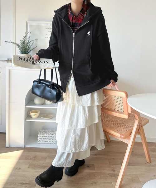 classicalelf(クラシカルエルフ)の「羽織って暖か、さらりと洒落感。胸元ワンポイント刺繍裏起毛ダブルジップパーカー(長袖)(パーカー・レディース・ブラック/杢グレー/チャコール/ネイビー/オートミール・LARGE/MEDIUM/SMALL/X-LARGE)」の8枚目の写真