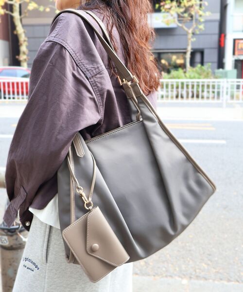 le.coeur blanc（ルクールブラン）の「ベルトハンドルナイロンショルダー（ショルダーバッグ・レディース・ブラック/グレー・FREE）」の3枚目の写真