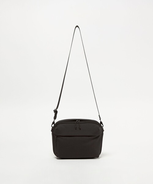 BEAUTY&YOUTH UNITED ARROWS（ビューティーアンドユースユナイテッドアローズ）の「小松マテーレ キューブ ショルダー バッグ ミディアム（ショルダーバッグ・メンズ・ブラック・FREE）」の2枚目の写真