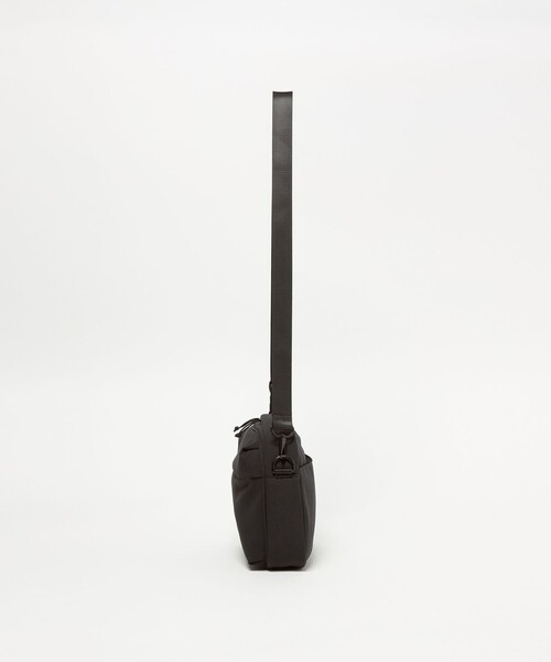 BEAUTY&YOUTH UNITED ARROWS（ビューティーアンドユースユナイテッドアローズ）の「小松マテーレ キューブ ショルダー バッグ ミディアム（ショルダーバッグ・メンズ・ブラック・FREE）」の3枚目の写真