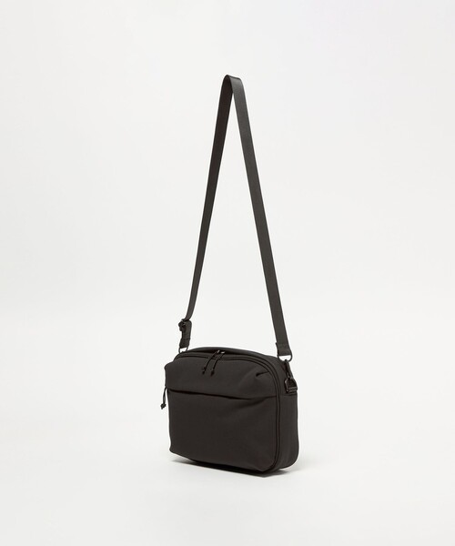 BEAUTY&YOUTH UNITED ARROWS（ビューティーアンドユースユナイテッドアローズ）の「小松マテーレ キューブ ショルダー バッグ ミディアム（ショルダーバッグ・メンズ・ブラック・FREE）」の5枚目の写真