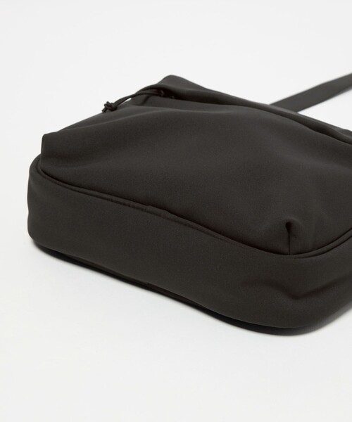 BEAUTY&YOUTH UNITED ARROWS（ビューティーアンドユースユナイテッドアローズ）の「小松マテーレ キューブ ショルダー バッグ ミディアム（ショルダーバッグ・メンズ・ブラック・FREE）」の7枚目の写真