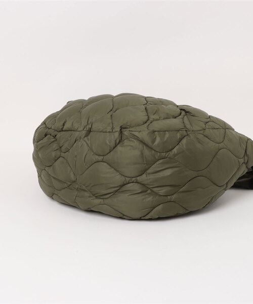 TAION（タイオン）の「MILITARY BANANA SLDR DOWN BAGL　BG02ALSML-1-L（ショルダーバッグ・メンズ・カーキ・FREE）」の4枚目の写真