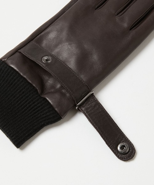 KATHARINE HAMNETT LONDON （キャサリンハムネットロンドン）の「KATHARINE HAMNETT LONDON/キャサリンハムネットロンドン 本革レザーグローブベルト付き（タッチパネル対応）KHM-1015（手袋・メンズ・ブラック/ダークブラウン・25/23/26/24）」の8枚目の写真