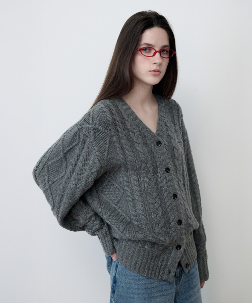 ROLAROLA(ロラロラ)の「V NECK CABLE LOOSE FIT CARDIGAN CHARCOAL(カーディガン/ボレロ・レディース・その他・FREE)」の2枚目の写真