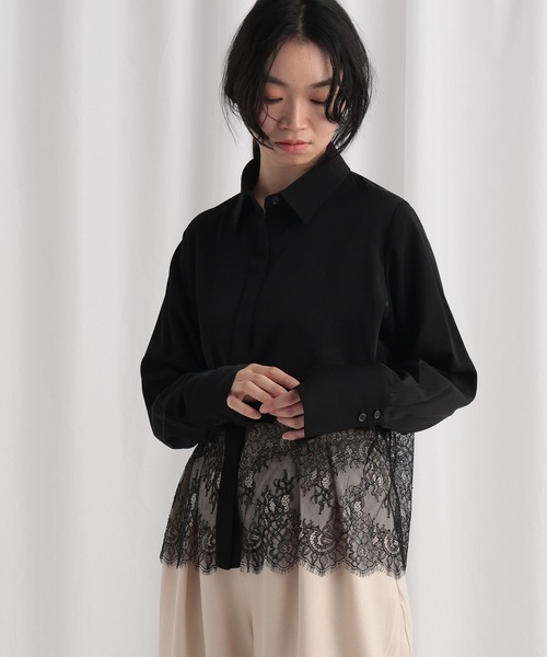 mysty woman（ミスティウーマン）の「裾レース切り替えシャツ　643874（シャツ/ブラウス・レディース・オフホワイト/ブラック・FREE）」の2枚目の写真