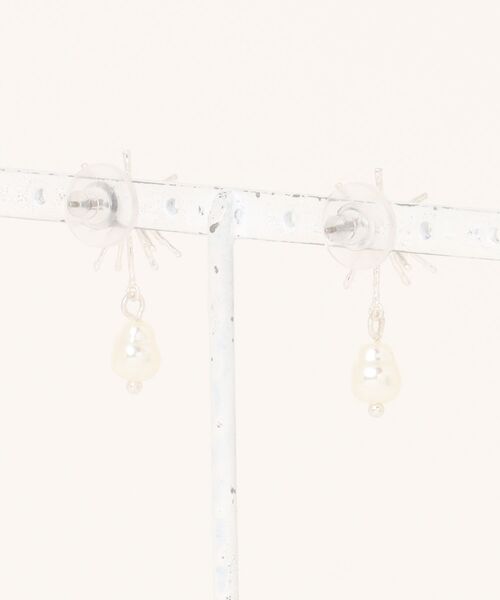 Three Four Time（ｽﾘｰﾌｫｰﾀｲﾑ）の「【LIMITED NUMBER/リミテッドナンバー】ブライトスタードロップパールピアス（ピアス（両耳用）・レディース・シルバー・FREE）」の3枚目の写真