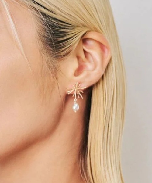 Three Four Time（ｽﾘｰﾌｫｰﾀｲﾑ）の「【LIMITED NUMBER/リミテッドナンバー】ブライトスタードロップパールピアス（ピアス（両耳用）・レディース・シルバー・FREE）」の2枚目の写真