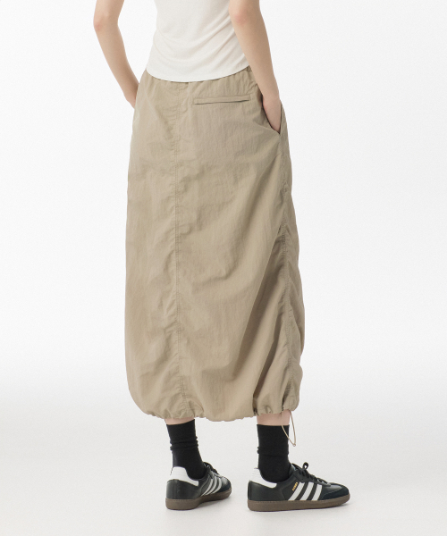 MUSINSA STANDARD WOMAN（ムシンサスタンダードウーマン）の「ウィメンズナイロンパラシュートスカート[ライトベージュ]（スカート・レディース・その他・LARGE/MEDIUM/SMALL/X-SMALL）」の2枚目の写真