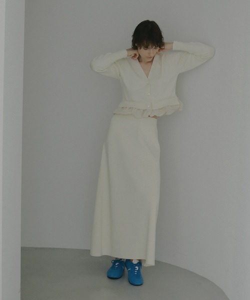 MANOF(マノフ)の「V NECK KNIT SET UP(セットアップ・レディース・アイボリー/ブラック・S/M)」の4枚目の写真