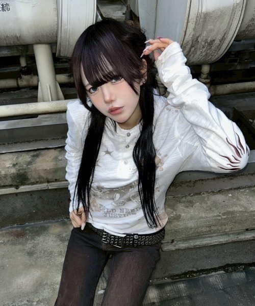 Never mind the XU（ネバーマインドザエックスユー）の「【Never mind the XU】paint graphic henley long sleeve / 【ネバーマインド ザ エックスユー】ペイントグラフィックヘンリーロンT（Tシャツ/カットソー・メンズ・ホワイト・M）」の2枚目の写真