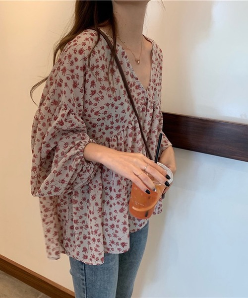 shyam inspiration(シャムインスピレーション)の「小花柄シアーギャザーブラウス(シャツ/ブラウス・レディース・ブラック/レッド・M/L)」の5枚目の写真
