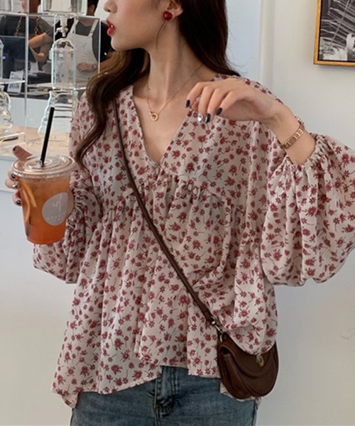 shyam inspiration(シャムインスピレーション)の「小花柄シアーギャザーブラウス(シャツ/ブラウス・レディース・ブラック/レッド・M/L)」の4枚目の写真