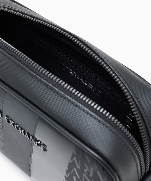 ARMANI EXCHANGE（アルマーニエクスチェンジ）の「【A|X アルマーニ エクスチェンジ】＜オンライン限定＞モノグラム×ストライプ ポーチ/セカンドバッグ（ポーチ・メンズ・スミクロ・FREE）」の3枚目の写真