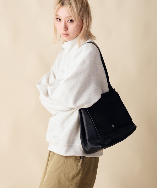 rehacer(レアセル)の「rehacer : One Hand Leather Bag / ワンハンドレザーバッグ(ショルダーバッグ・レディース・ブラック・FREE)」の5枚目の写真