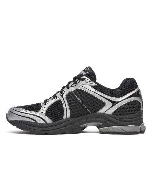 Kinetics(キネティクス)の「Saucony PROGRID TRIUMPH 4(サッカニー プログリッド トライアンフ 4)(スニーカー・メンズ・ホワイト系/ブラック系・28cm/28.5cm/29cm/26cm/26.5cm/27cm/27.5cm)」の9枚目の写真