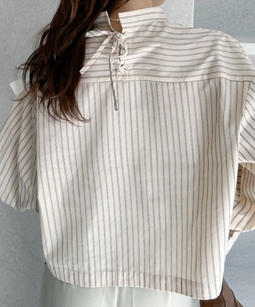 umune（ウムネ）の「ストライプシャツ バックシャン レースアップ バックリボン 半袖 クロップド丈 ショート丈 スタンドカラー カジュアル 秋 冬（シャツ/ブラウス・レディース・サックスブルー/ネイビー・FREE）」の10枚目の写真