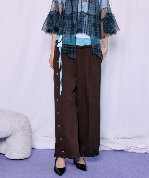 MAISON SPECIAL(メゾンスペシャル)の「Button Slit Turn-Back Sweat Pants/ボタンスリットターンバックスウエットパンツ(スウェットパンツ・レディース・ブラウン/ホワイト/グレー/ブラック・38/36)」の1枚目の写真