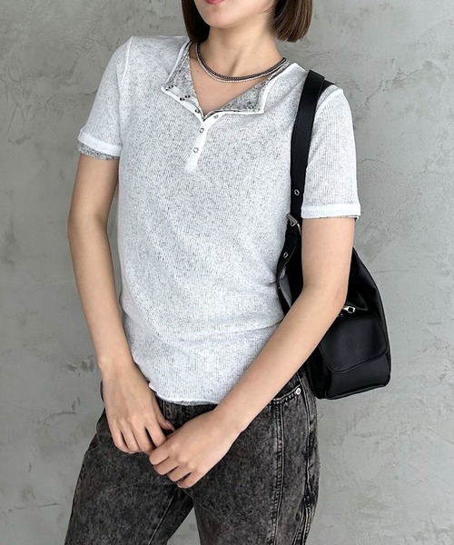 PAGEBOY（ページボーイ）の「フローズンヘンリープルオーバーショートスリーブ【そのままでも重ねて着ても使える】（Tシャツ/カットソー・レディース・グレー/オフホワイト/レッド/ブラック/ブルー/ブラウン・FREE）」の2枚目の写真
