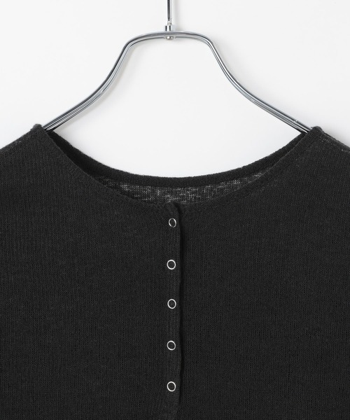 PAGEBOY（ページボーイ）の「フローズンヘンリープルオーバーショートスリーブ【そのままでも重ねて着ても使える】（Tシャツ/カットソー・レディース・グレー/オフホワイト/レッド/ブラック/ブルー/ブラウン・FREE）」の13枚目の写真