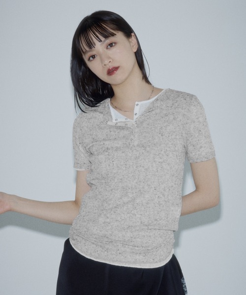 PAGEBOY（ページボーイ）の「フローズンヘンリープルオーバーショートスリーブ【そのままでも重ねて着ても使える】（Tシャツ/カットソー・レディース・グレー/オフホワイト/レッド/ブラック/ブルー/ブラウン・FREE）」の10枚目の写真