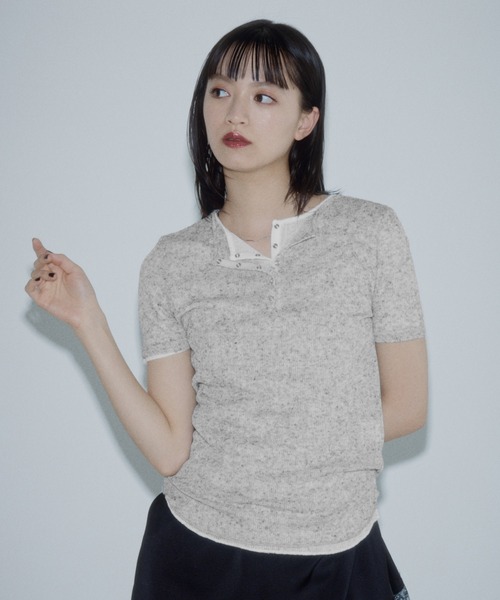 PAGEBOY（ページボーイ）の「フローズンヘンリープルオーバーショートスリーブ【そのままでも重ねて着ても使える】（Tシャツ/カットソー・レディース・グレー/オフホワイト/レッド/ブラック/ブルー/ブラウン・FREE）」の12枚目の写真