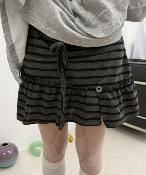 Never mind the XU / Chikashitsu+(ネバーマインド ザ エックスユー / チカシツプラス)の「【nmtc+】border culotte skirt / 【エヌエムティーシープラス】ボーダーキュロットスカート <着用動画あり>(スカート・レディース・グレー/ブラック・ONE SIZE)」の2枚目の写真