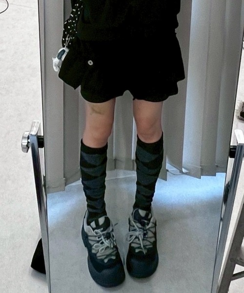 Never mind the XU / Chikashitsu+(ネバーマインド ザ エックスユー / チカシツプラス)の「【nmtc+】border culotte skirt / 【エヌエムティーシープラス】ボーダーキュロットスカート <着用動画あり>(スカート・レディース・グレー/ブラック・ONE SIZE)」の1枚目の写真