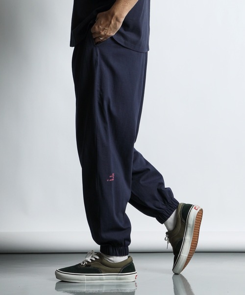 The DUFFER of ST.GEORGE（ザダファーオブセントジョージ）の「8oz HEAVY WEIGHT COTTON 'GYM' EASY PANTS：セットアップ対応 ヘビーウェイト ジムパンツ / イージーパンツ / 8オンス / ルーズシルエット（スウェットパンツ・メンズ・ネイビー/ブルーグレー/ブラウン/スミクロ・MEDIUM/X-LARGE/LARGE）」の13枚目の写真