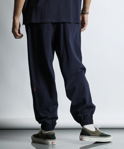 The DUFFER of ST.GEORGE（ザダファーオブセントジョージ）の「8oz HEAVY WEIGHT COTTON 'GYM' EASY PANTS：セットアップ対応 ヘビーウェイト ジムパンツ / イージーパンツ / 8オンス / ルーズシルエット（スウェットパンツ・メンズ・ネイビー/ブルーグレー/ブラウン/スミクロ・MEDIUM/X-LARGE/LARGE）」の14枚目の写真