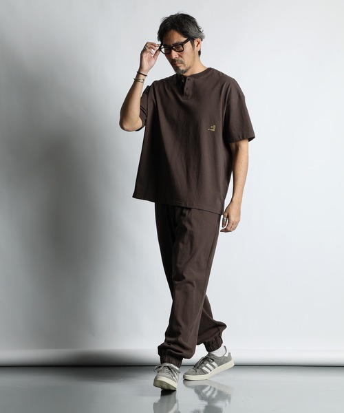 The DUFFER of ST.GEORGE（ザダファーオブセントジョージ）の「8oz HEAVY WEIGHT COTTON 'GYM' EASY PANTS：セットアップ対応 ヘビーウェイト ジムパンツ / イージーパンツ / 8オンス / ルーズシルエット（スウェットパンツ・メンズ・ネイビー/ブルーグレー/ブラウン/スミクロ・MEDIUM/X-LARGE/LARGE）」の10枚目の写真