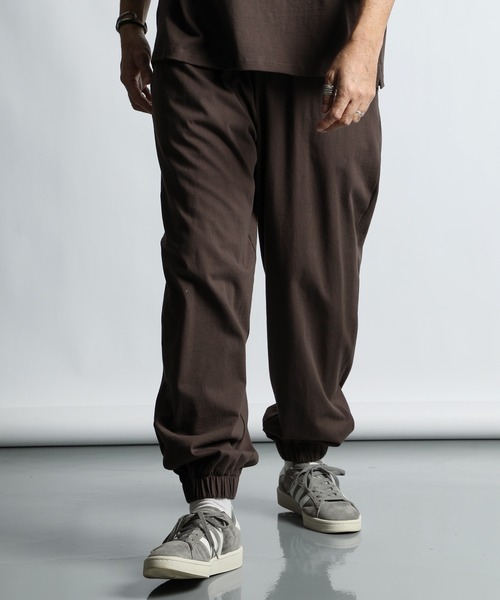 The DUFFER of ST.GEORGE（ザダファーオブセントジョージ）の「8oz HEAVY WEIGHT COTTON 'GYM' EASY PANTS：セットアップ対応 ヘビーウェイト ジムパンツ / イージーパンツ / 8オンス / ルーズシルエット（スウェットパンツ・メンズ・ネイビー/ブルーグレー/ブラウン/スミクロ・MEDIUM/X-LARGE/LARGE）」の9枚目の写真