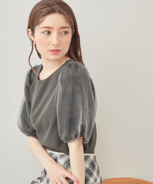 index(インデックス)の「【接触冷感/UVケア】シアーバルーンスリーブトップス《洗濯機OK》(Tシャツ/カットソー・レディース・サンドベージュ/チャコールグレー/オフホワイト/サックスブルー・42/40/38/36)」の2枚目の写真