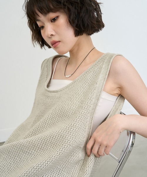 NUJOH(ヌゾ)の「Mesh Knit Sleeveless Vest / メッシュニットスリーブレスベスト(ベスト・レディース・ブラウン/ベージュ/ブラック・FREE)」の1枚目の写真