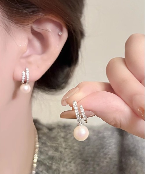 LA VORAGINE(ラ ヴォラジネ)の「パールダブルフープピアス 結婚式 パーティー 成人式 二次会 同窓会 お呼ばれ オケージョン(ピアス(両耳用)・レディース・グレー/ホワイト・FREE)」の5枚目の写真