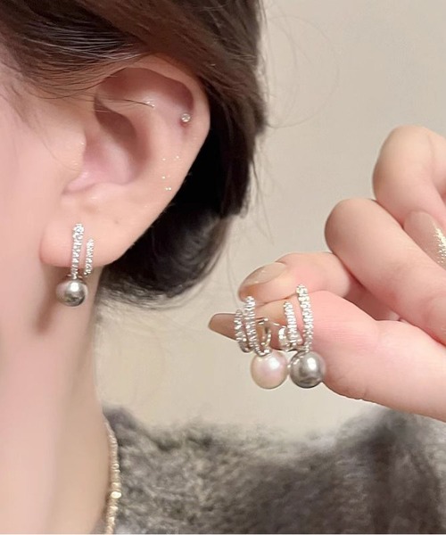 LA VORAGINE(ラ ヴォラジネ)の「パールダブルフープピアス 結婚式 パーティー 成人式 二次会 同窓会 お呼ばれ オケージョン(ピアス(両耳用)・レディース・グレー/ホワイト・FREE)」の7枚目の写真