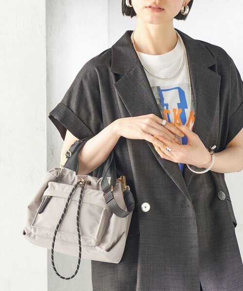 SHIPS(シップス)の「【WEB限定】Hyman Roth:〈撥水加工〉ナイロン ミニバッグ(ショルダーバッグ・レディース・グレー/ブラック/ベージュ・ONE SIZE)」の3枚目の写真