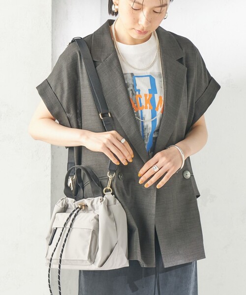 SHIPS(シップス)の「【WEB限定】Hyman Roth:〈撥水加工〉ナイロン ミニバッグ(ショルダーバッグ・レディース・グレー/ブラック/ベージュ・ONE SIZE)」の5枚目の写真