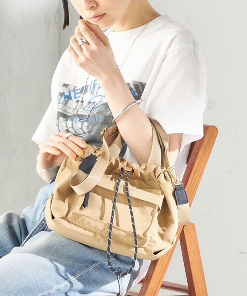 SHIPS(シップス)の「【WEB限定】Hyman Roth:〈撥水加工〉ナイロン ミニバッグ(ショルダーバッグ・レディース・グレー/ブラック/ベージュ・ONE SIZE)」の14枚目の写真