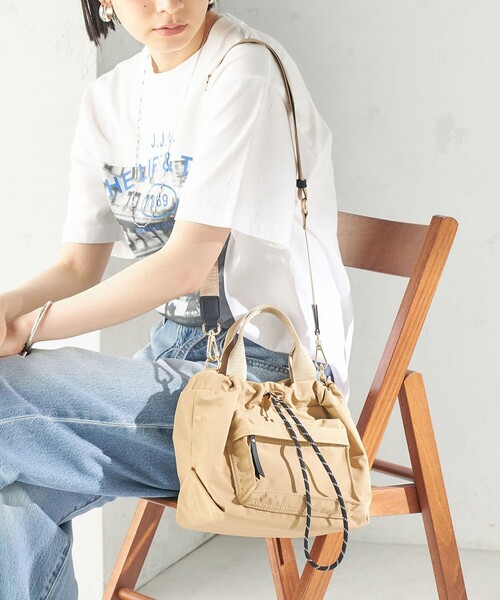 SHIPS(シップス)の「【WEB限定】Hyman Roth:〈撥水加工〉ナイロン ミニバッグ(ショルダーバッグ・レディース・グレー/ブラック/ベージュ・ONE SIZE)」の15枚目の写真