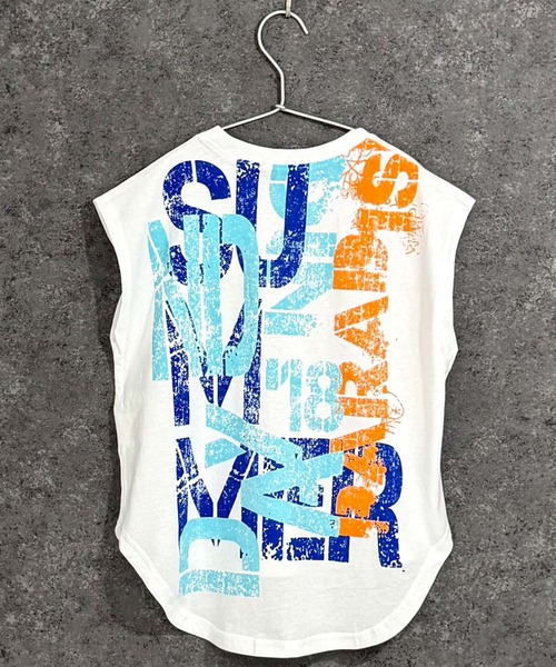 THE CASUAL（カジュアル）の「グラフィック バックプリント BIGノ－スリーブ　Tシャツ（タンクトップ・キッズ・ブラック/ネイビー/オフホワイト/モカ/ホワイト系その他/ブラック系その他/チャコール/ホワイト系その他2/ブラック系その他2・110cm/120cm/130cm/140cm/150cm/160cm）」の2枚目の写真