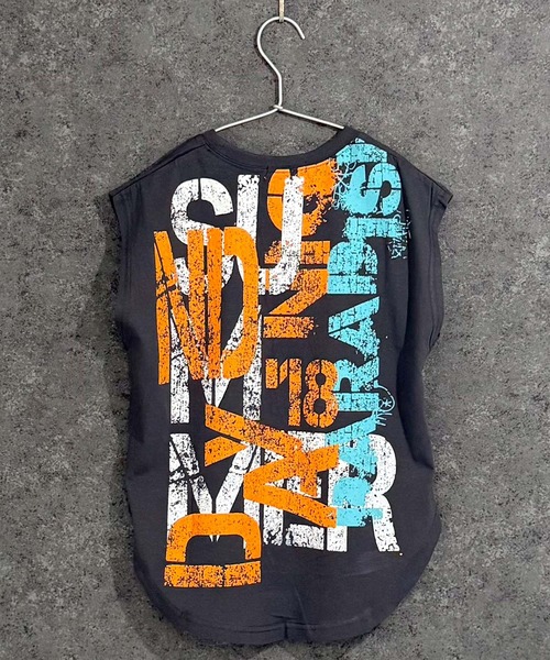 THE CASUAL（カジュアル）の「グラフィック バックプリント BIGノ－スリーブ　Tシャツ（タンクトップ・キッズ・ブラック/ネイビー/オフホワイト/モカ/ホワイト系その他/ブラック系その他/チャコール/ホワイト系その他2/ブラック系その他2・110cm/120cm/130cm/140cm/150cm/160cm）」の7枚目の写真