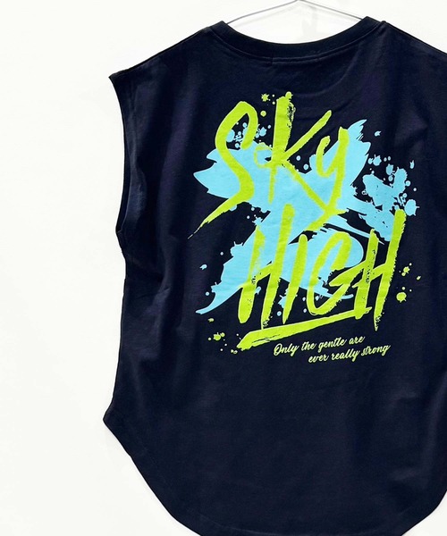 THE CASUAL（カジュアル）の「グラフィック バックプリント BIGノ－スリーブ　Tシャツ（タンクトップ・キッズ・ブラック/ネイビー/オフホワイト/モカ/ホワイト系その他/ブラック系その他/チャコール/ホワイト系その他2/ブラック系その他2・110cm/120cm/130cm/140cm/150cm/160cm）」の19枚目の写真