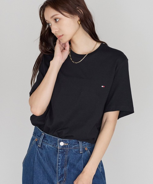 TOMMY HILFIGER Core Flag Tee — футболка с флагом, полуприлегающая, вышивка, полукруглый рукав, унисекс