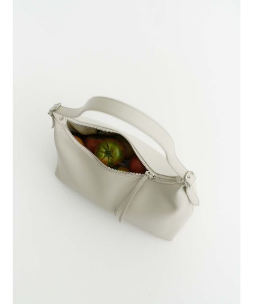 Yuje(ユジェ)の「LUNE ARCH BAG_cow skin (2color)(ショルダーバッグ・レディース・ブラック/クリーム・FREE)」の3枚目の写真