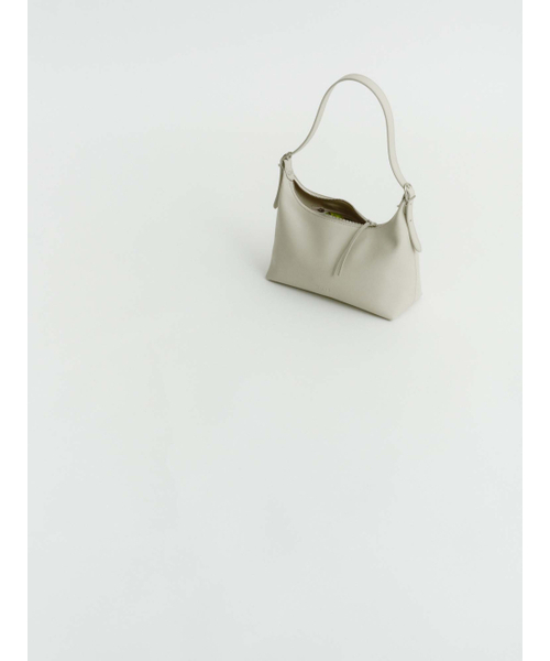 Yuje(ユジェ)の「LUNE ARCH BAG_cow skin (2color)(ショルダーバッグ・レディース・ブラック/クリーム・FREE)」の4枚目の写真